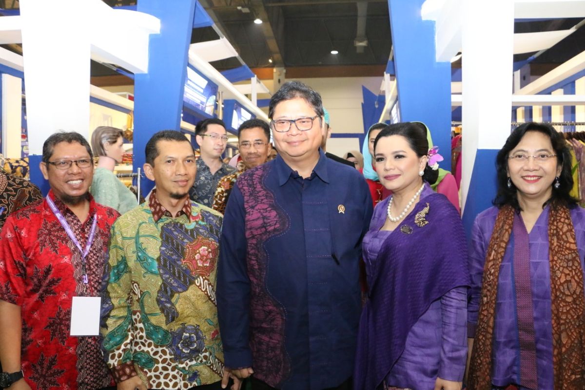 Menperin Airlangga Hartarto didampingi Dirjen IKMA, Gati Wibawaningsih dan Ketua Pameran Adiwastra Nusantara 2019, Yantie Airlangga, mengunjungi stand mitra binaan PT Pupuk Indonesia (Persero) pada Pameran Adiwarsa Nusantara 2019, Rabu (20/3/2019), di JCC Jakarta.