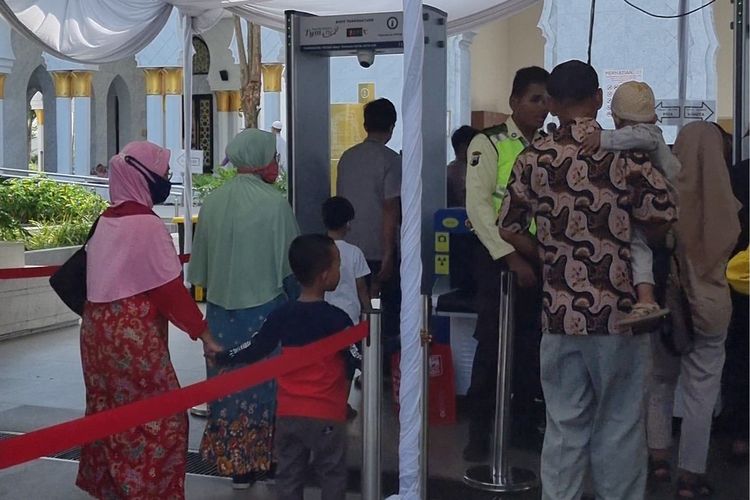 Pengecekan barang di pintu masuk Masjid Sheikh Zayed.