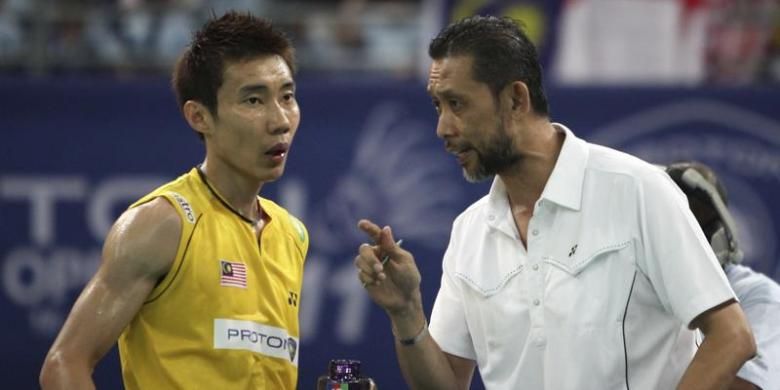 Pebulu tangkis Malaysia Lee Chong Wei mendengarkan pelatihnya ketika itu, Misbun Sidek.