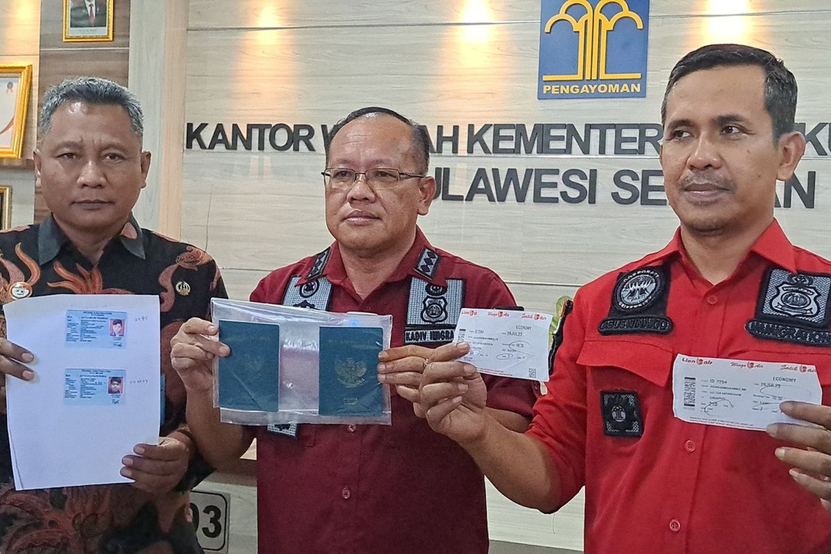 Kepala Divisi Keimigrasian Kanwil Kemenkumham Sulsel, Jaya Saputra (Tengah) saat memperlihatkan paspor, foto copy KTP dan tiket korban kepada awak media, Jumat (28/7/2023). Imigrasi menggagalkan dua warga Medan yang hendak dipekerjakan di Kamboja sebagai admin judi online.