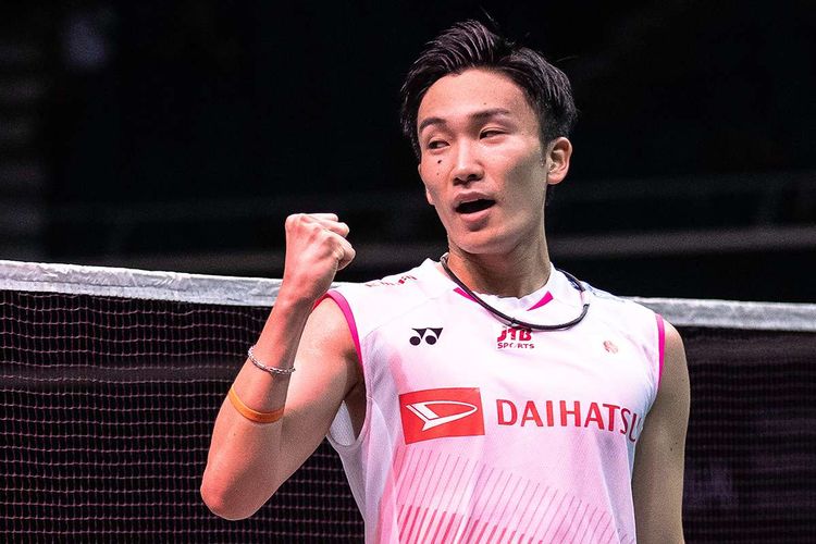 Pebulu tangkis Jepang Kento Momota melakukan selebrasi saat menghadapi pebulu tangkis Indonesia Anthony Sinisuka Ginting di partai final Singapore Open 2019 di di Singapore Indoor Stadium, Minggu (14/4/2019).