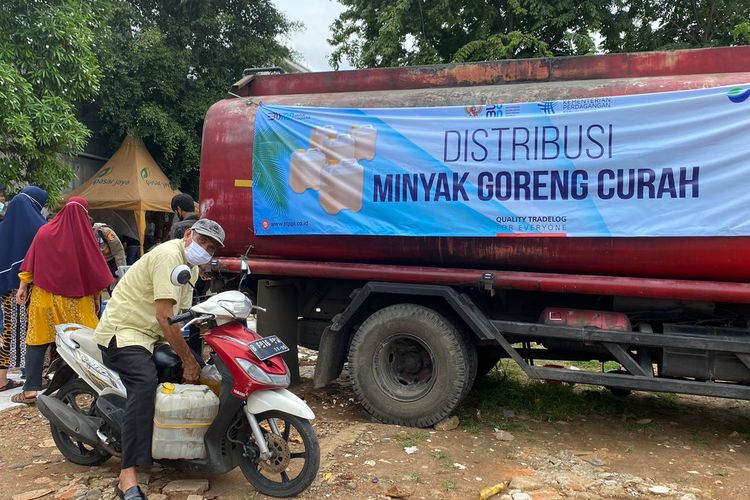 Kegiatan operasi minyak curah di Pasar Cempaka Putih, Jakarta Pusat, Rabu (23/2/2022). Penyelenggara sediakan 8.000 liter minyak untuk warga. 