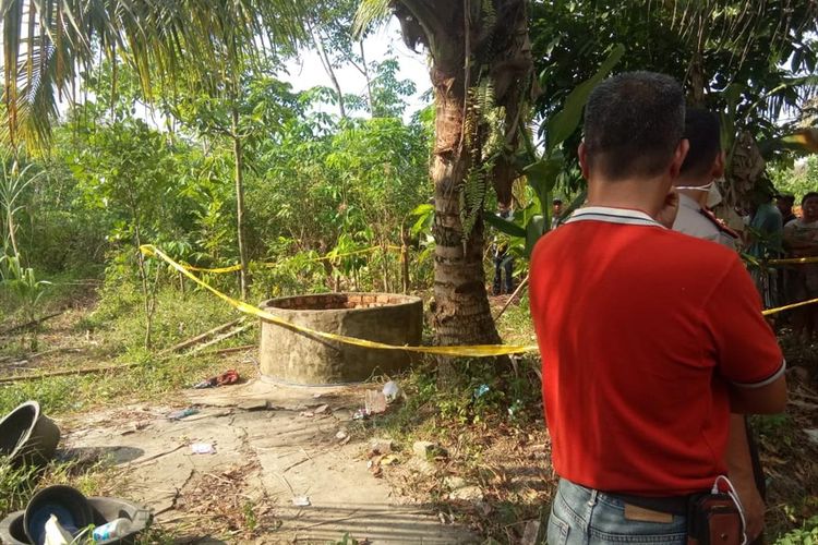 Lokasi penemuan jenazah Rahmat Bayangkara (16) seorang pelajar SMK yang ditemukan tewas membusuk di dalam sumur dengan kondisi tangan terikat di kompleks Handayani, Kelurahan Sukajadi, Kecamatan Talang Kelapa, Kabupaten Banyuasin, Sumatera Selatan, Jumat (2/8/2019).