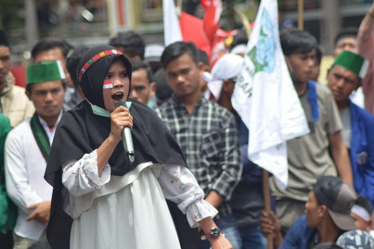 Seorang mahasiswi sedang melakukan orasi saat aksi tolak tambang emas di halaman gedung DPRK Aceh Tengah,  Senin (16/9/2019). Aksi ini juga menyindir Dewan Adat Gayo yang mereka nilai diam saja saat isu pertambangan emas menyeruak di Aceh. 