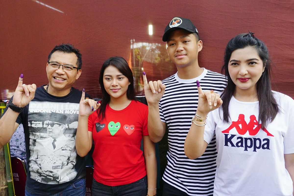 Musisi Anang Hermansyah bersama sang istri, Ashanty dan kedua anaknya, Aurel Hermansyah dan Azriel Hermansyah usai menggunakan hak suaranya di TPS 89 di kawasan Cinere Mas, Cinere, Depok, Jawa Barat, Rabu (17/4/2019).