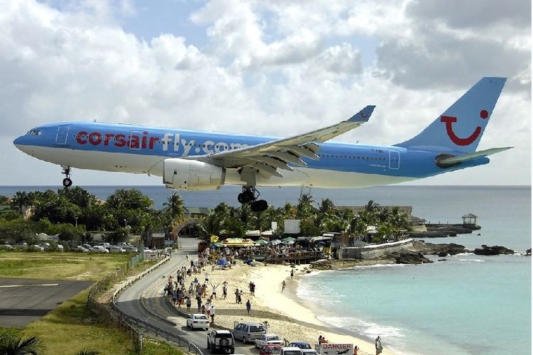 Sebuah pesawat Airbus A330-200 akan mendarat di bandara internasional Princess Juliana di pulau Sint Maarten, Karibia.