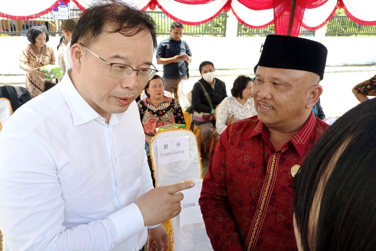 Presiden Direktur CNMC Xi Zhengping bersama Ketua DPRD Kabupaten Dairi Sabam Sibarani  usai pemberian CSR bibit pohon kepada masyarakat Kecamatan Silima Pungga-pungga, Senin (10/4/2023)