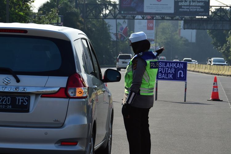 Polisi menerapkan ganjil genap di Tol Pasteur, Jumat (3/9/2021). Penerapan ganjil genap di lima tol Kota Bandung ini dilakukan untuk mengontrol arus kendaraan dari luar daerah masuk ke Kota Bandung.