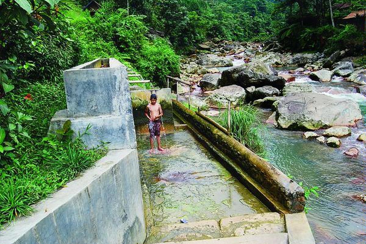 Selain tersedia kolam renang dan bak-bak berisi air panas untuk berendam, di wisata air panas Ciparai juga tersedia pancuran-pancuran air panas. Salah satunya berada di tepi Sungai Cikuluwung. Para pengunjung setelah bermain air sepuasnya di sungai tersebut bisa segera membilas tubuhnya di bawah pancuran air hangat.  