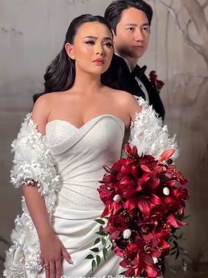 Amanda Manopo dan Kenny Austin tampil memukau di resepsi The Langham Jakarta. Gaun Hian Tjen dan tuxedo hitam klasik membuat keduanya tampak serasi dan elegan.