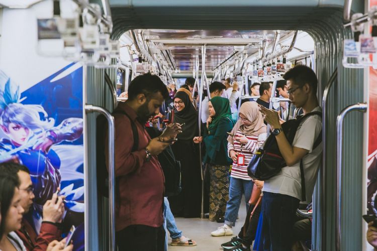 Suasana di dalam kereta di Malaysia. 
Ketika 100 hari pemerintahan baru Pakatan Harapan berakhir pada tanggal 17 Agustus, Pusat Merdeka Penelitian Opini menemukan bahwa 67% warga Malaysia puas dengan pemerintah baru.
Dari menangani korupsi yang mendalam sampai menghapuskan 6 persen Pajak Barang dan Jasa (GST), Pakatan Harapan telah berjanji untuk memperbaiki lembaga-lembaga negara yang sedang sakit - dari Parlemen (digambarkan) ke pengadilannya - dan mengatasi kesengsaraan ekonomi rakyat.