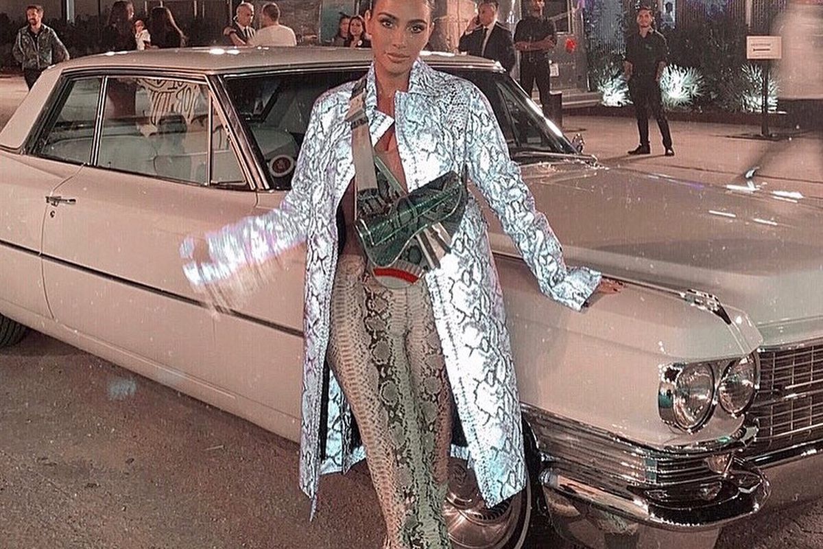 Kim Kardashian dengan pakaian bermotif kulit ular ketika menghadiri pagelaran mode Dior Men Pra-Musim Gugur 2020.