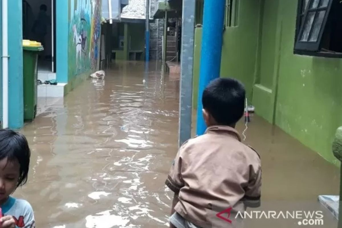 Permukiman warga di kawasan Kebon Pala, Kelurahan Kampung Melayu, Jakarta Timur, terendam banjir, Rabu  (23/6/2021). Banjir disebabkan Kali Ciliwung yang melintasi wilayah tersebut meluap pada Selasa malam.