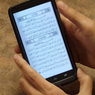 Bolehkah Membaca Al-Qur'an dari HP Saat Shalat? Ini Penjelasannya