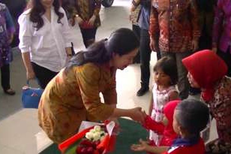 Menteri Koordinator Pemberdayaan Manusia dan Kebudayaan, Puan Maharani tiba di Rumah Sakit UNS, di Kartasura, Sukoharjo, Rabu (10/8/2016).