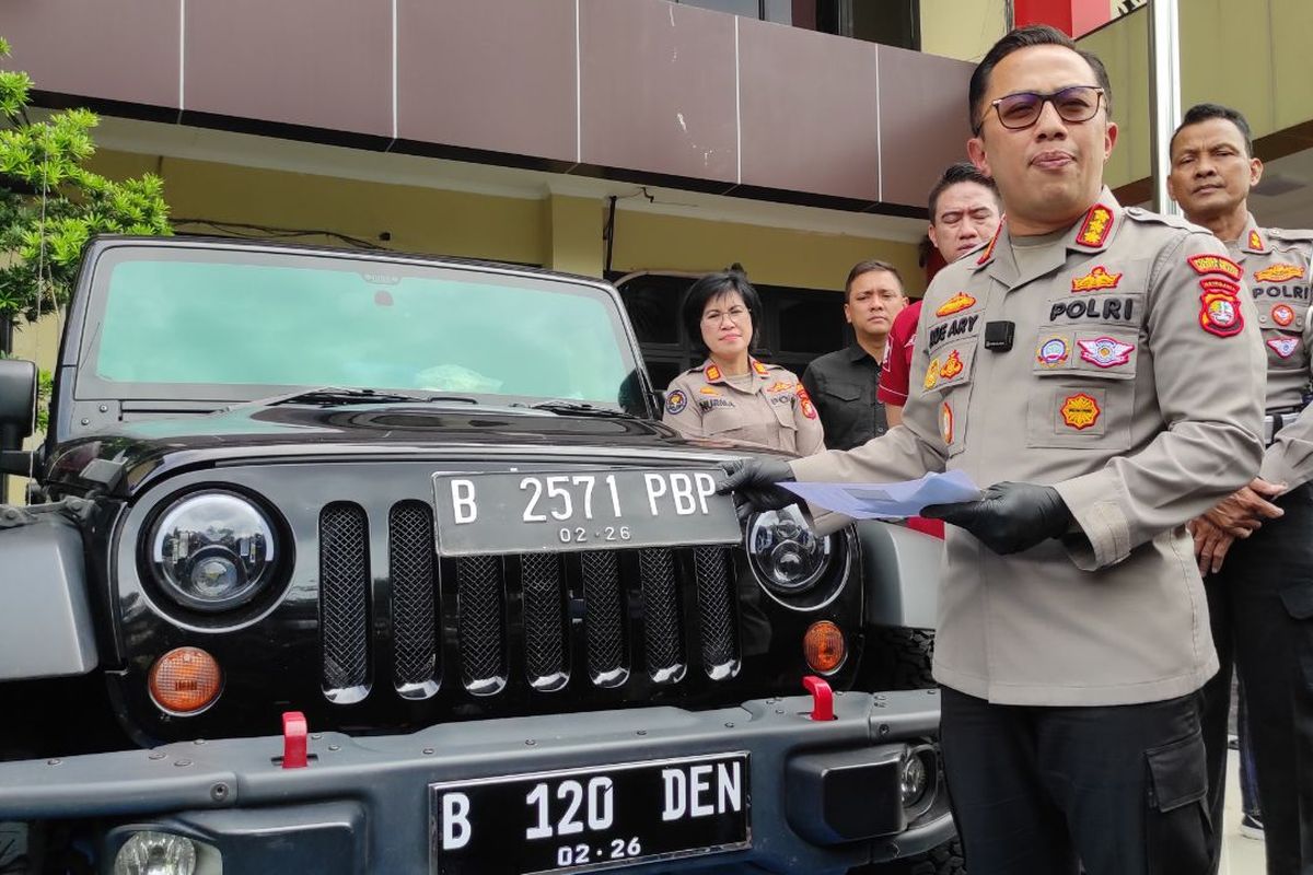 Kapolres Metro Jakarta Selatan Kombes (Pol) Ade Ary Syam saat menunjukkan pelat nomor asli dan palsu Jeep Rubicon milik tersangka penganiayaan Mario Dandy Satriyo (20) di Mapolres Metro Jakarta Selatan, Rabu (22/2/2023) 