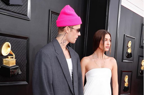 Gara-gara Gaun di Grammy, Hailey Bieber Bantah Isu Kehamilan