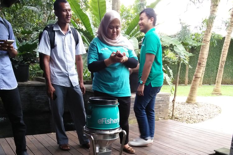Pihak Manajemen pencipta EFishery memperagakan mesin penebar pakan ikan yang kini sedang diperkenalkan pada pelaku budidaya ikan di Lampung