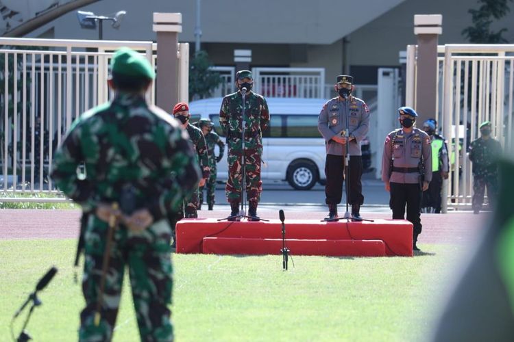 Panglima TNI Marsekal Hadi Tjahjanto saat memimpin Apel Gelar Pasukan Pengamanan PON XX Papua dihadapan 2.401 personel di Stadion Lukas Enembe Jayapura, Papua, Rabu (29/9/2021). 