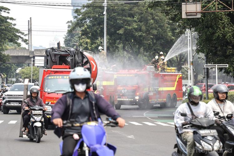 Menjaga Warga di Tengah Sebaran Abu Anak Krakatau di Jakarta