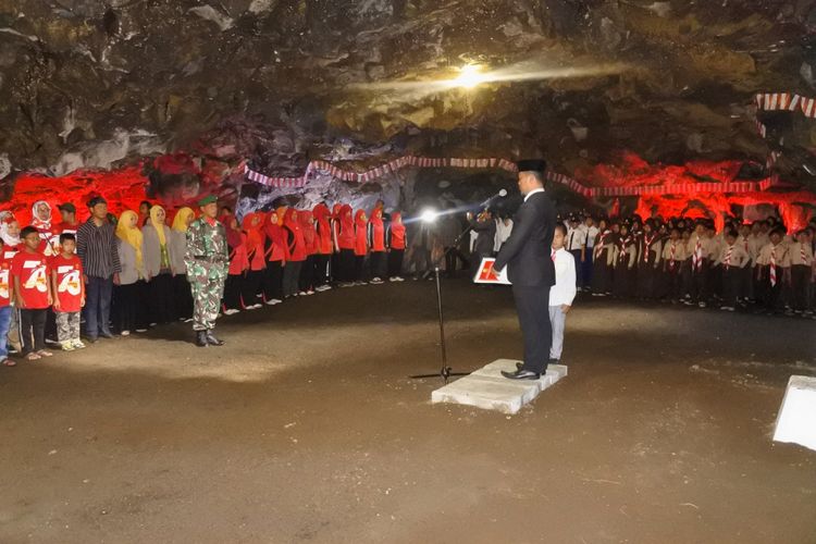 Sekitar 250 siswa MTs dan komunitas di Purbalingga, Jawa Tengah menggelar upacara bendera memperingati detik-detik Proklamasi Kemerdekaan RI di dalam obyek wisata Goa Lawa, Jumat (17/8/2018).