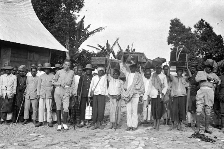 Seorang militer Belanda bersama tetua adat dan ulama di Sumatra Barat (1926). Belanda berusaha memulihkan hubungan setelah pecahnya Perang Belasting yang dimotori kalangan ulama, terutama di Kamang Magek, Agam.