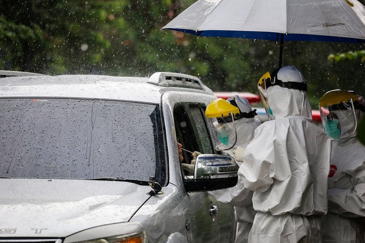 Petugas mengambil sampel swab spesimen saat swab test secara drive thru di halaman Laboratorium Kesehataan Daerah (LABKESDA) Kota Tangerang, Banten, Selasa (14/4/2020). Berdasarkan data pemerintah hingga Selasa (14/4/2020) kasus COVID-19 di Banten mencapai 285 kasus positif COVID-19. ANTARA FOTO/Fauzan/hp.