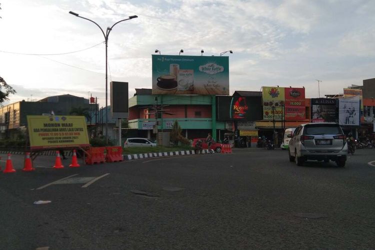 Jalan Ahmad Yani Karawang, salah satu lokasi yang dilarang dipasang atribut kampanye.