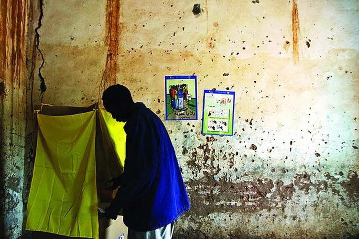 Seorang warga Sudan selatan mencoblos di sebuah TPS di wilayah Haj Yousef yang terletak di pinggiran Khartoum, ibu kota Sudan, Minggu (9/1). Rakyat Sudan selatan memulai plebisit yang berlangsung tujuh hari untuk memutuskan apakah mereka akan memisahkan diri atau tidak dari Sudan utara. 