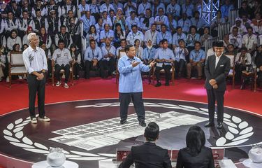 Capres nomor urut satu Anies Baswedan (kanan), Capres nomor urut dua Prabowo Subianto (tengah), Capres nomor urut tiga Ganjar Pranowo (kiri) beradu gagasan dalam debat perdana Capres dan Cawapres 2024 di Gedung KPU, Jakarta, Selasa (12/12/2023).  Debat perdana tersebut mengangkat topik yang diangkat adalah masalah pemerintahan, hukum, hak asasi manusia, pemberantasan korupsi, penguatan demokrasi, serta peningkatan layanan publik dan kerukunan warga.