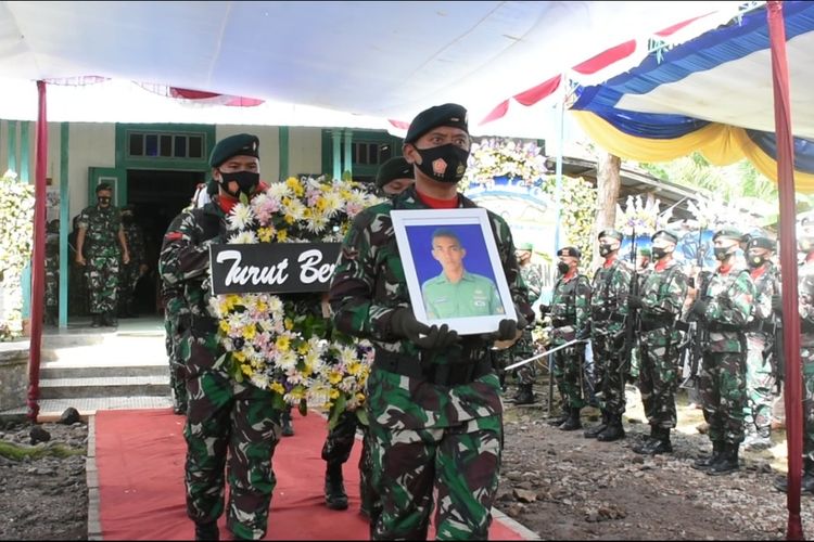 Pemakaman, Sertu Ari Baskoro, korban penembakan KKB asal Kendal, Jawa Tengah, Senin (22/11/2021).