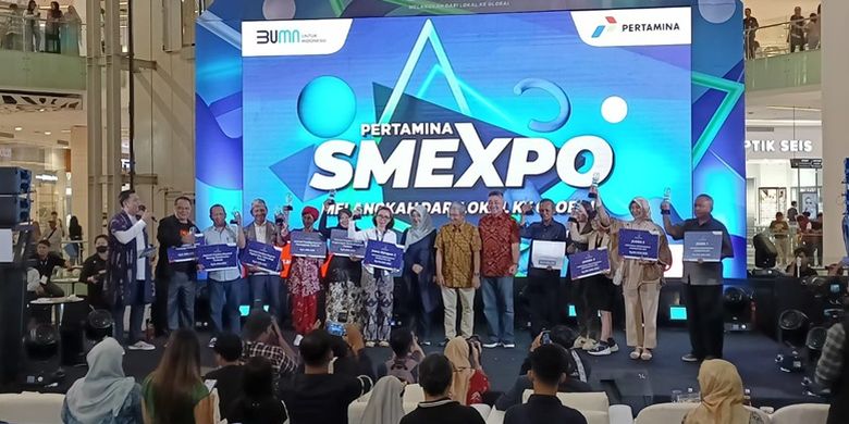 Direktur Penunjang Bisnis Pertamina Erry Widiastono bersama pelaku UMKM yang ada pada SMEXPO 2023.