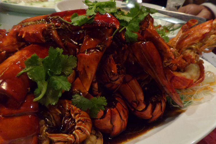 Wok Fried Lobster with Kung Pao Sauce and Cariander, menjadi salah satu sajian pada malam tahun baru Imlek di Hotel Pullman Jakarta Indonesia.