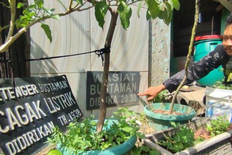 Warga memperlihatkan lokasi penanaman surat wasiat di Kampung Bustaman, Kelurahan Purwodinatan, Kecamatan Semarang Tengah, Kota Semarang, Jawa Tengah.