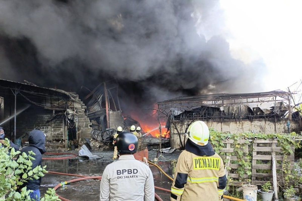 Penampakan kebakaran pabrik las terali, pabrik mebel, pabrik plastik di Jalan Prepedan Dalam, Gang Batok RT/RW 04/09, Tegal Alur, Kalideres, Jakarta Barat, Kamis (8/2/2024). 