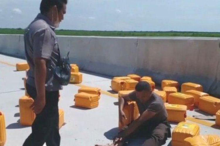 Kecelakaan lalu lintas truk pengangkut minyak goreng di jalan tol Stabat, Selasa (8/3/2022) 
