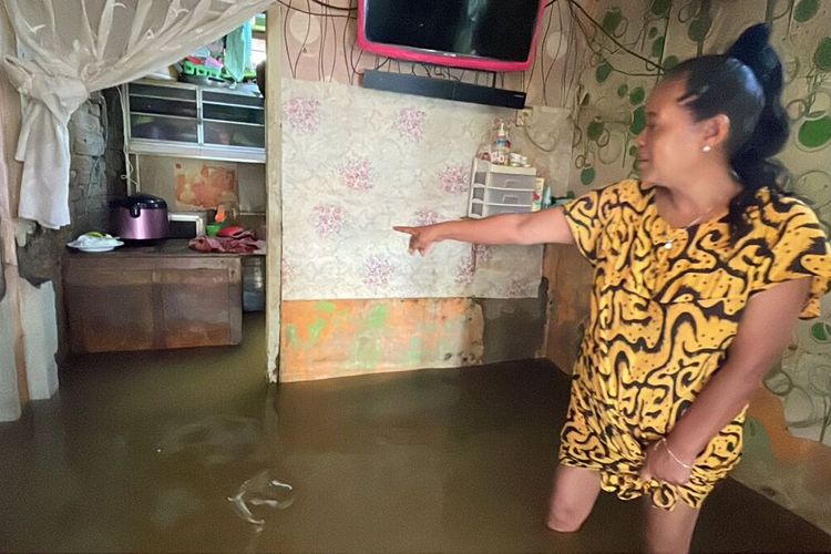 Ibu Elinati (65) warga Kampung Cijagra, Desa Bojongsoang, Kecamatan Bojongsoang, Kabupaten Bandung, Jawa Barat saat menunjukan isi dala rumahnya yang kerap diterjang banjir luapan sungai Citarum sejak tahun 90 an pada Selasa (9/5/2023)