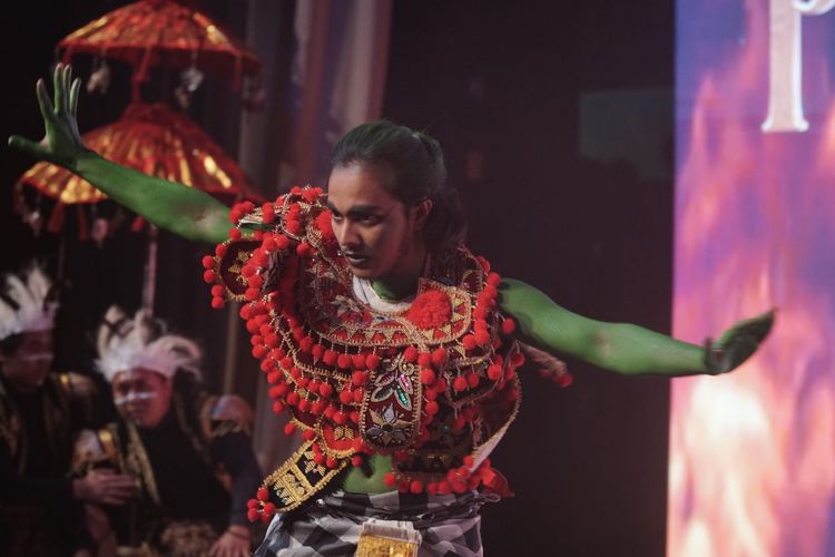 Salah satu penari yang menampilkan tokoh mitologi Indonesia, Buto Ijo pada gelar budaya di Bursa Turki.