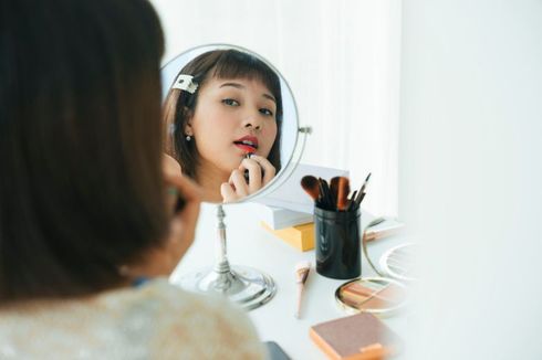 Amankah Pakai Kosmetik dan Skincare Kedaluwarsa? Ini Kata Dokter Kulit