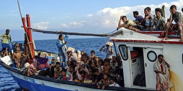 Sebanyak 94 orang pengungsi etnis Rohingya, terdiri dari 15 orang laki-laki, 49 orang perempuan dan 30 orang anak-anak ditemukan terdampar sekitar empat mil dari pesisir Pantai Seunuddon, Kabupaten Aceh Utara, pada Rabu (24/06/2020). 