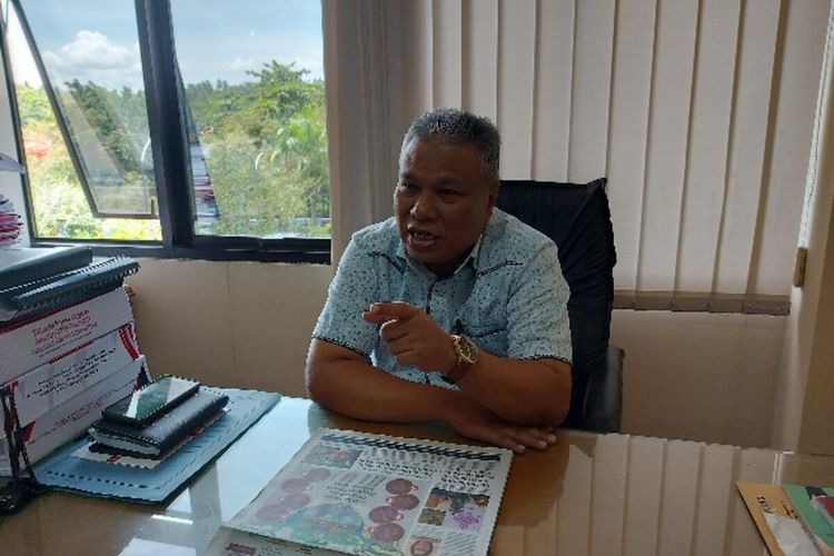 Anggota DPRD Sulut Amir Liputo saat diwaaancara di ruang kerjanya di lantai II Kantor DPRD Sulut, Senin (13/2/2023) pukul 11.23 Wita.