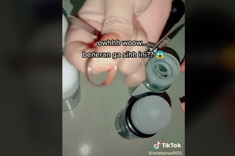 Tangkapan layar video viral di TikTok seseorang menemukan cincin di produk deodoran.