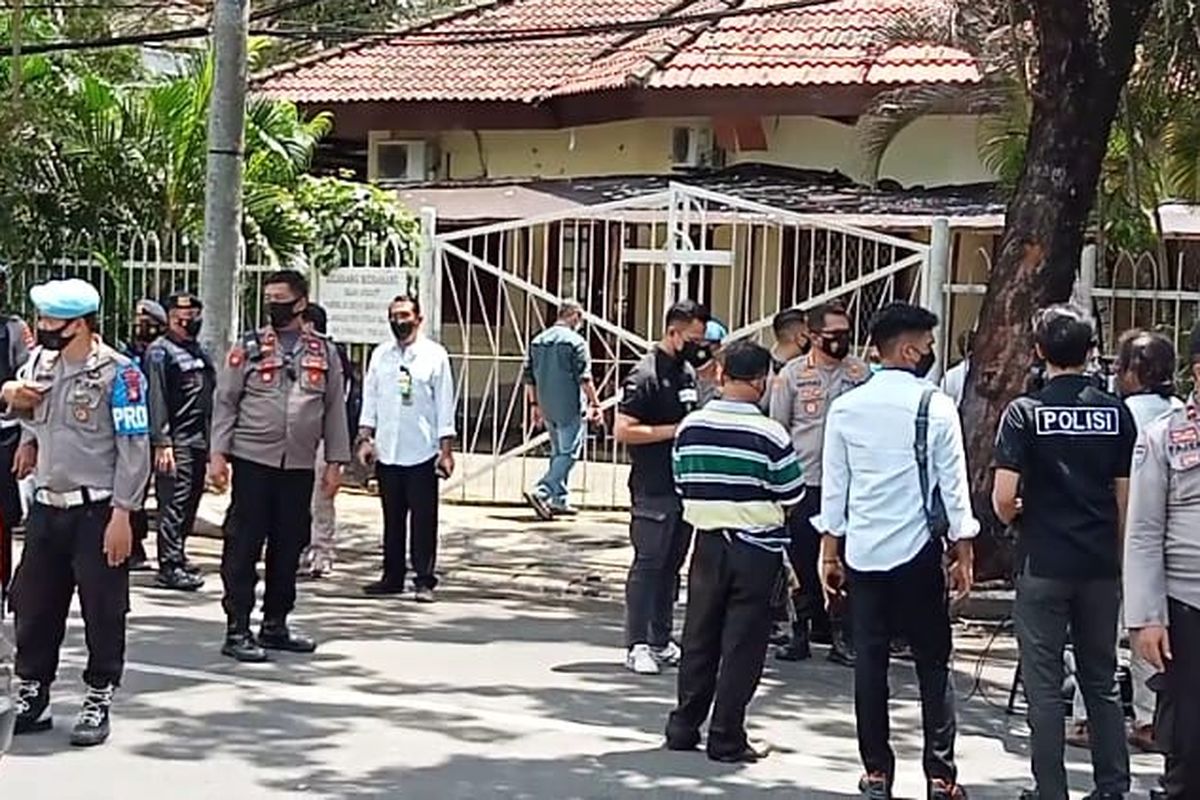 Polisi menggelar olah TKP di depan Gereja Katedral Makassar, Jalan Kajaolalido, Kecamatan Ujung Pandang, Sulawesi Selatan, Senin (29/3/2021).