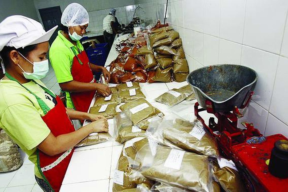 Pekerja memberi label bumbu masakan produksi UD Gerak Tani di kawasan Jatiwaringin, Bekasi, Jumat (28/11). Bumbu masak instan tanpa pengawet tersebut dipasarkan ke supermarket, pasar tradisional, hingga katering maskapai penerbangan. Dalam sehari, produsen skala kecil tersebut menghasilkan setengah ton bumbu yang terdiri atas 50 jenis bumbu masak.  