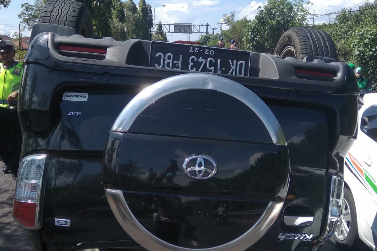 Mobil Toyota Rush yang kemudikan WNA terguling di Jalan by pass Ngurah Rai, Suwung Kangin, Kecamatan Denpasar Selatan, Kota Denpasar, Bali, pada Jumat (3/6/2022). /Dok. Humas Polresta Denpasar