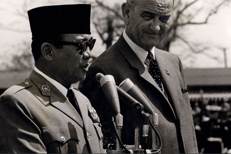 Sukarno memberikan jawaban untuk pidato sambutan Kennedy di Pangkalan Angkatan Udara Andrews.