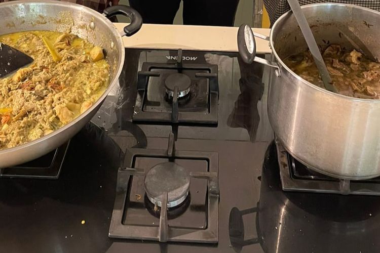 Demo masak masakan khas Enrekang, Sulawesi Selatan di acara Kenduri Budaya Pangan Lokal Nusantara, Museum Nasional Indonesia, Rabu (15/10/2025).