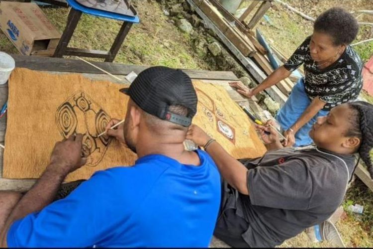
Keterangan gambar,
Melukis di atas kulit kayu adalah salah satu keterampilan asli yang disalurkan oleh guru adat kepada para perupa muda dalam program Bholuh.