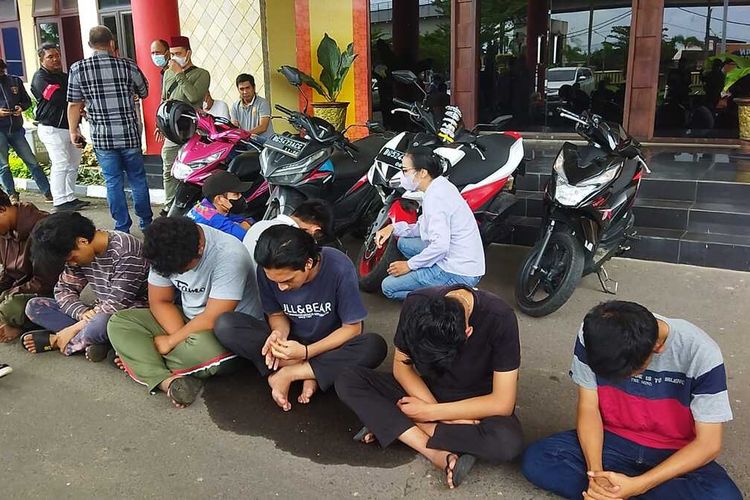 Delapan kelompok pemuda yang menjadi geng motor membacok seorang wanita tanpa sebab saat berada di Polrestabes Palembang, Kamis (10/2/2022).