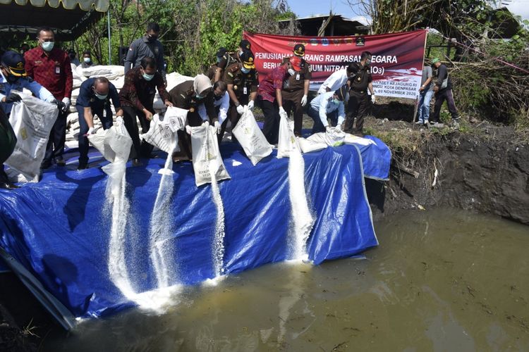 Pemusnahan barang rampasan negara berupa Amonium Nitrat  dilaksanakan di Pantai Biaung, Desa Kesiman Kertalangu pada Selasa (3/11).   